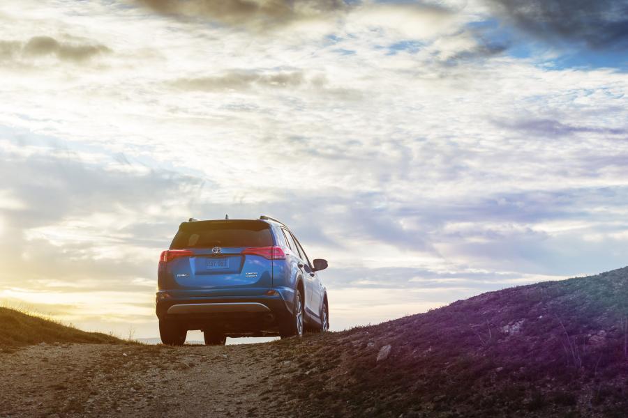  Toyota RAV4 Hybrid 2015 года  (US) (фото 18 из 51)